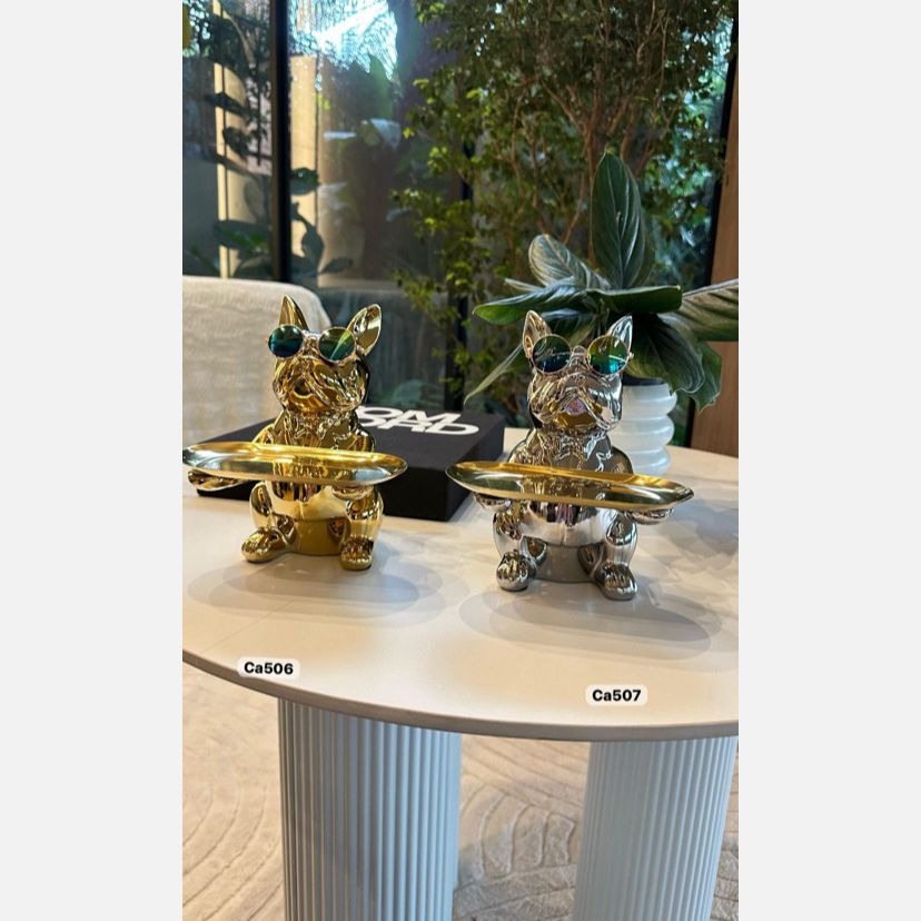 Articulo decorativo perro dorado sentado bandeja en las manos 19cm* 11,5cm* 23,5cm
